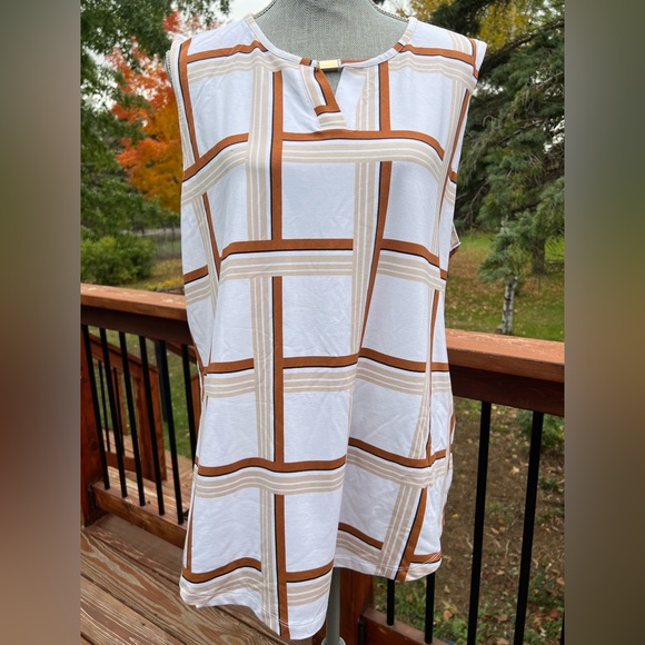 EUC Liz Claiborne tank top. Pretty gold-decorated opening in front. Plus size. - Picture 4 of 9